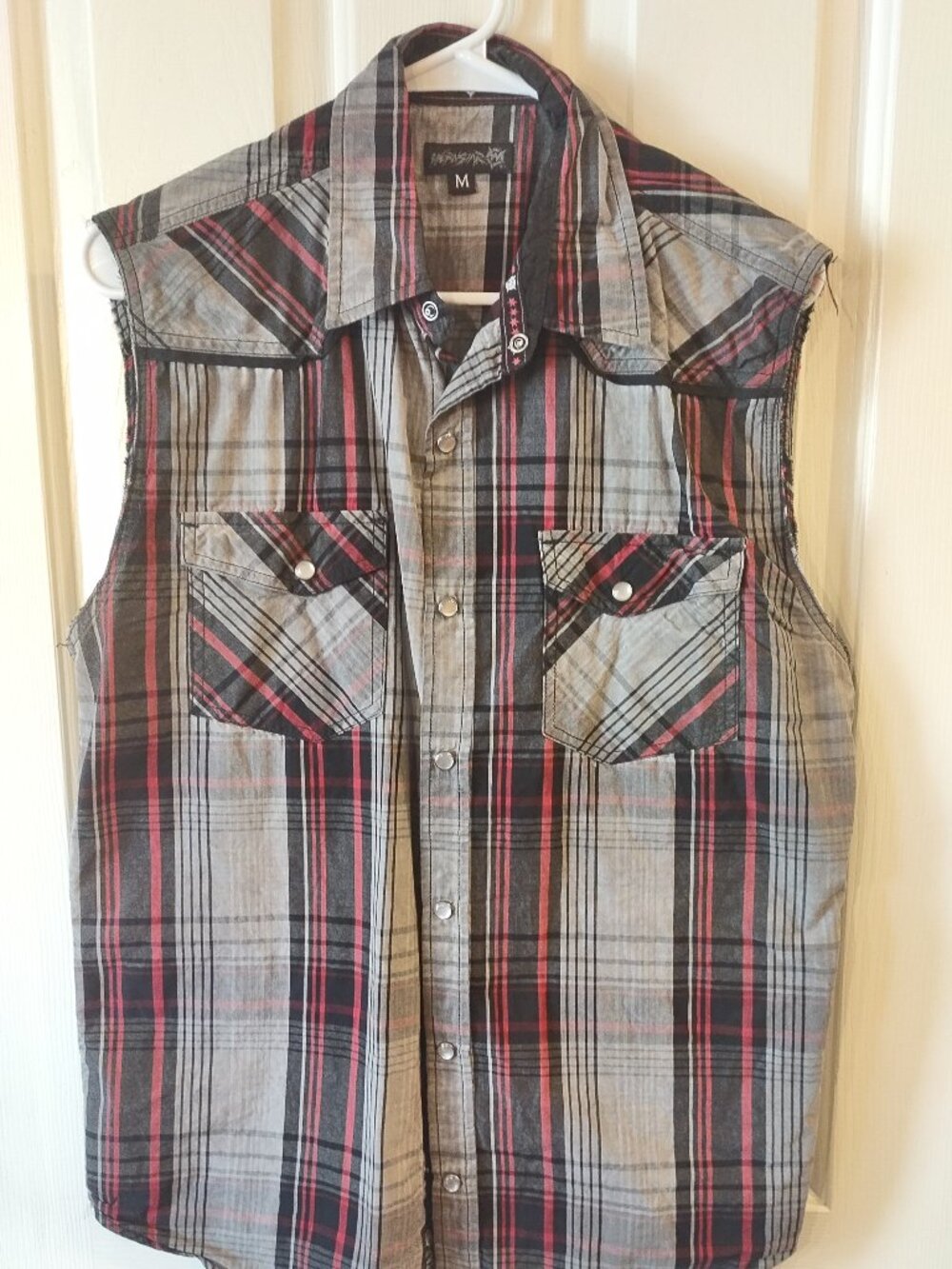 Wornstar Men's Medium Sleeveless Plaid Snap Front Shirt Gray Black Red